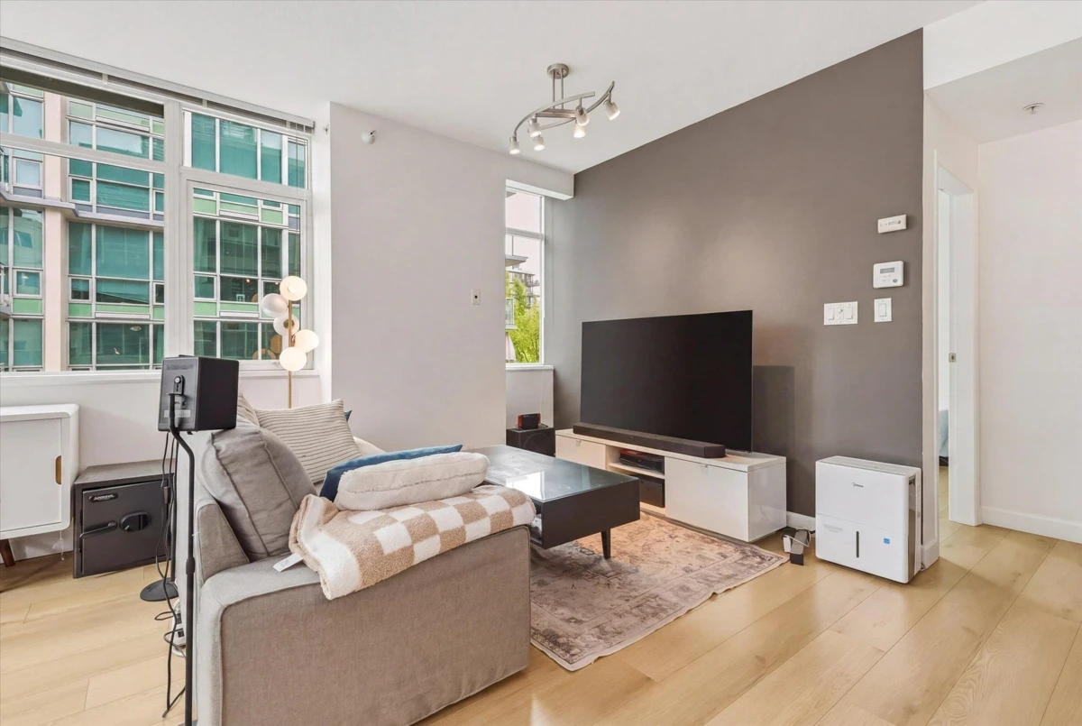 Living Room Photo of 303 100 E Esplanade, North Vancouver, BC