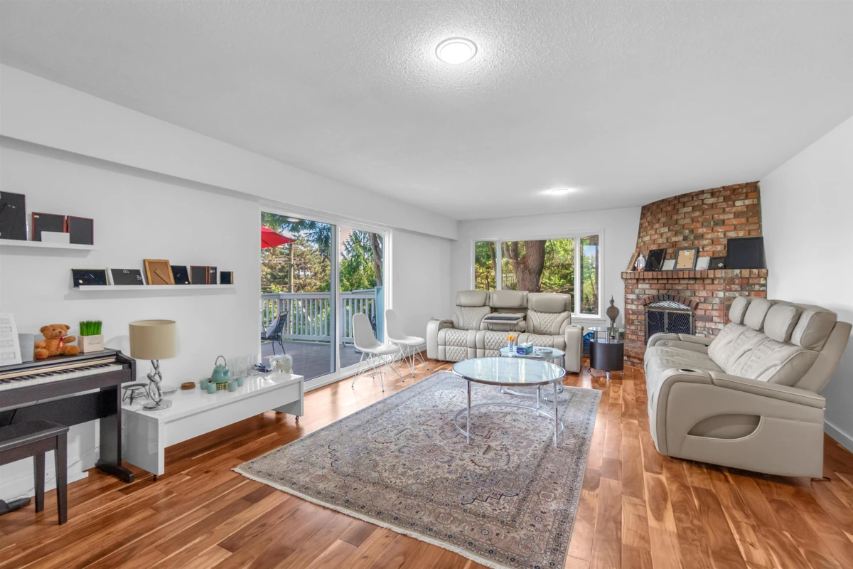 Living Room Photo of 670 St. Andrews Road, West Vancouver, BC