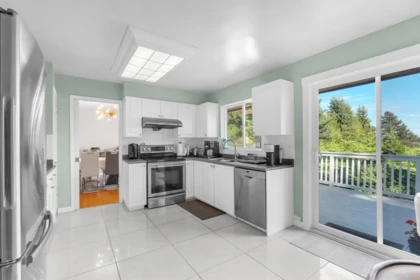 Kitchen Island Photo of 670 St. Andrews Road, West Vancouver, BC