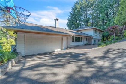 Laundry Room Photo of 670 St. Andrews Road, West Vancouver, BC