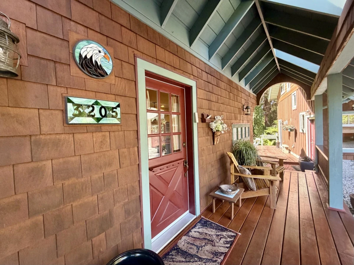 Family Room Photo of 3205 Beach Avenue, Roberts Creek, BC