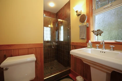 Primary Bathroom Photo of 3205 Beach Avenue, Roberts Creek, BC