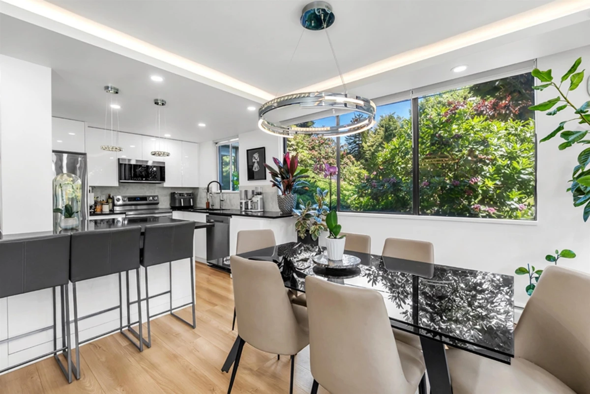 Dining Area Photo of L1 555 13th Street, West Vancouver, BC