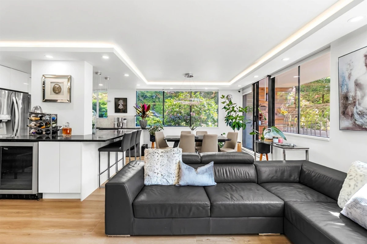 Living Room Photo of L1 555 13th Street, West Vancouver, BC