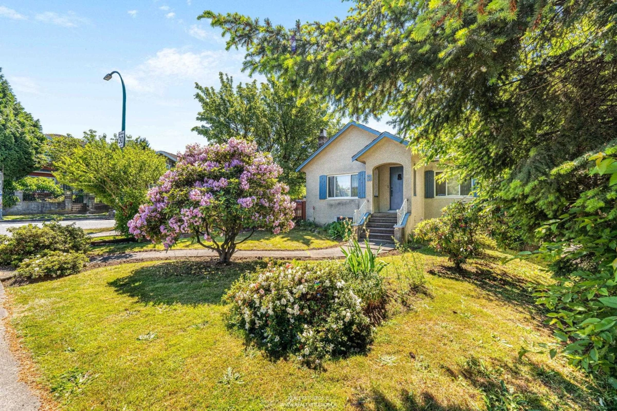 Family Room Photo of 6 W King Edward Avenue, Vancouver, BC