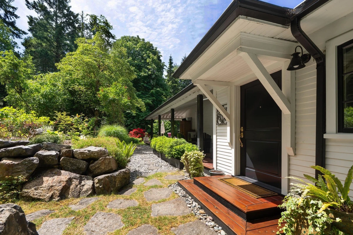 Family Room Photo of 822 Captains Way, Bowen Island, BC