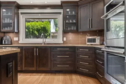 Kitchen Island Photo of 3672 Burnside Drive, Abbotsford, BC