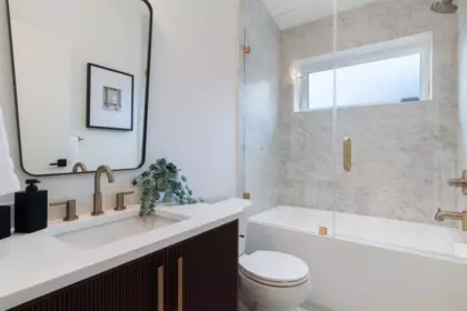 Entry Foyer Photo of 2 2539 Grant Street, Vancouver, BC