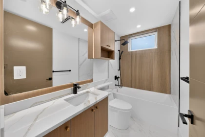 Primary Bathroom Photo of 2 847 E 10th Avenue, Vancouver, BC