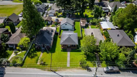 Swimming Pool Photo of 34850 Clayburn Road, Abbotsford, BC