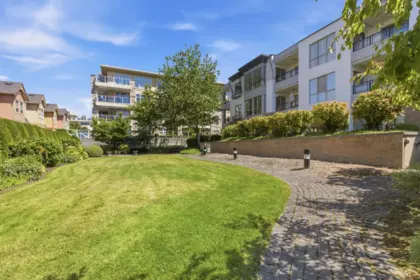 Garden / Landscaping Photo of 201 15169 Buena Vista Avenue, White Rock, BC