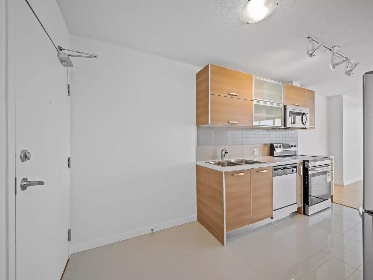 Living Room Photo of 3305 13688 100 Avenue, Surrey, BC