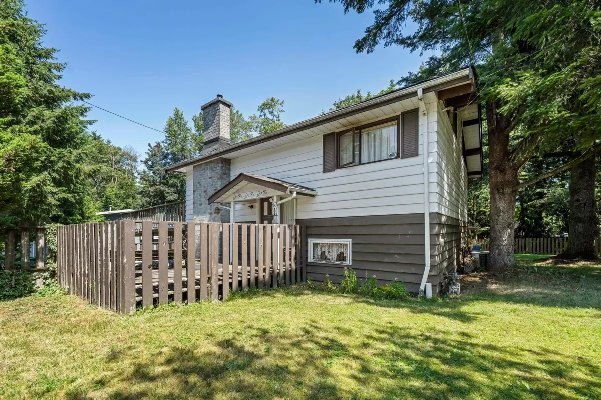 Living Room Photo of 7876 139a Street, Surrey, BC