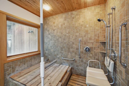 Guest Bathroom Photo of 13965 Harris Road, Pitt Meadows, BC