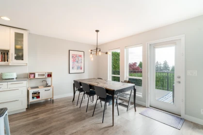 Kitchen Island Photo of 330 Richmond Street, New Westminster, BC