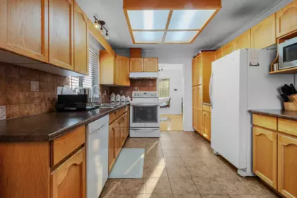 Kitchen Island Photo of 8496 Cox Drive, Mission, BC
