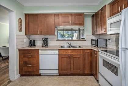 206 1180 Pinetree Way, Coquitlam, BC, Coquitlam — Apartment/Condo for sale