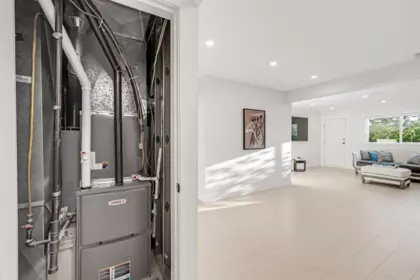 Walk-In Closet Photo of 212 W Balmoral Road, North Vancouver, BC