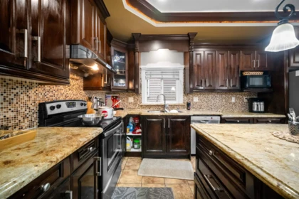 Kitchen Island Photo of 312 Jardine Street, New Westminster, BC