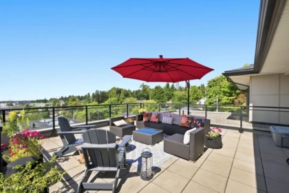Front Yard Photo of 304 1306 Fifth Avenue, New Westminster, BC