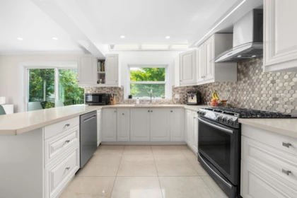 Kitchen Island Photo of 4 230 W 16th Street, North Vancouver, BC