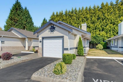 8 5550 Langley Bypass, Langley, BC, Langley — Townhouse for sale
