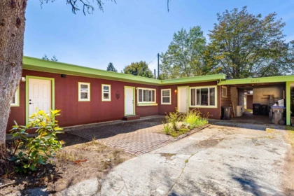 5675 Wharf Avenue, Sechelt, BC, Sechelt — Quadruplex for sale