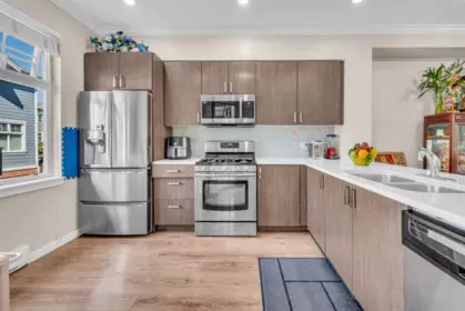 Kitchen Island Photo of 12 1135 Ewen Avenue, New Westminster, BC