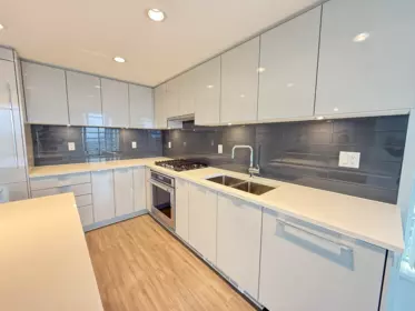 Kitchen Island Photo of 3806 2388 Madison Avenue, Burnaby, BC