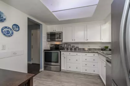 102 1368 Foster Street, White Rock, BC, White Rock — Apartment/Condo for sale