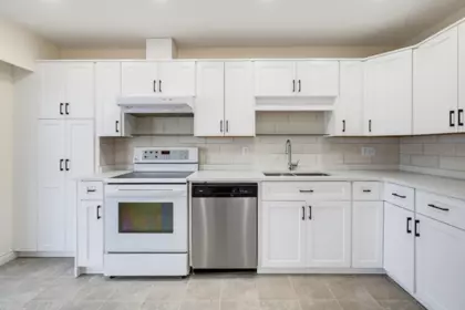 Kitchen Island Photo of 100 32691 Garibaldi Drive, Abbotsford, BC