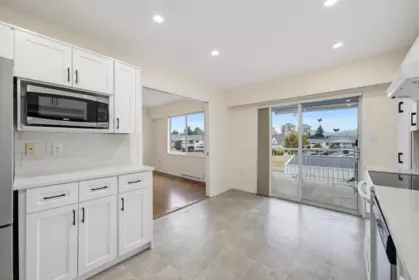 Kitchen Photo of 100 32691 Garibaldi Drive, Abbotsford, BC