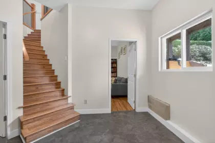 Hallway Photo of 25700 116 Avenue, Maple Ridge, BC