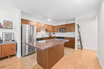 Kitchen Island Photo of 1007 2088 Madison Avenue, Burnaby, BC