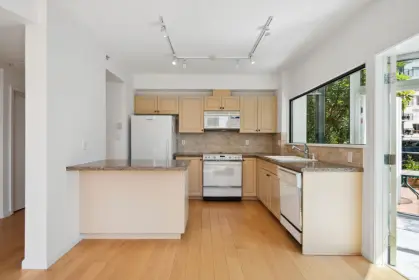 102 1689 Duchess Avenue, West Vancouver, BC, West vancouver — Apartment/Condo for sale