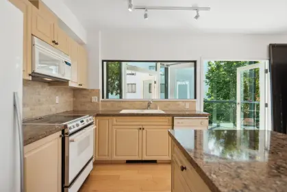 102 1689 Duchess Avenue, West Vancouver, BC, West vancouver — Apartment/Condo for sale