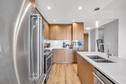 406 4289 Hastings Street, Burnaby, BC, Burnaby — Apartment/Condo for sale