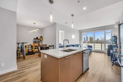406 4289 Hastings Street, Burnaby, BC, Burnaby — Apartment/Condo for sale