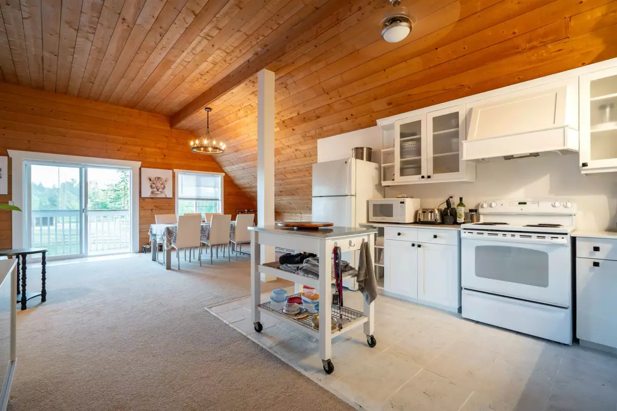 Swimming Pool Photo of 687 204 Street, Langley, BC