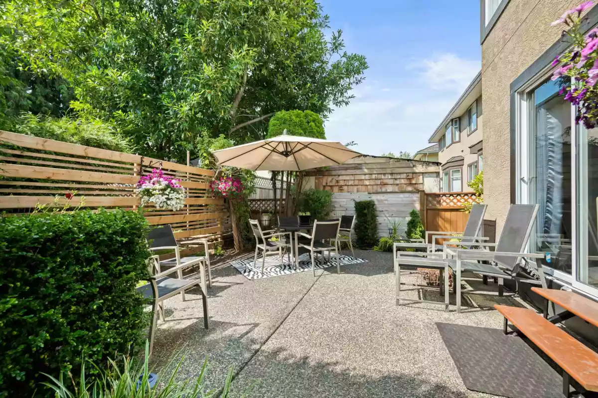 Entry Foyer Photo of 10931 161a Street, Surrey, BC