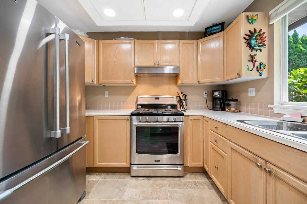 Kitchen Island Photo of 10931 161a Street, Surrey, BC