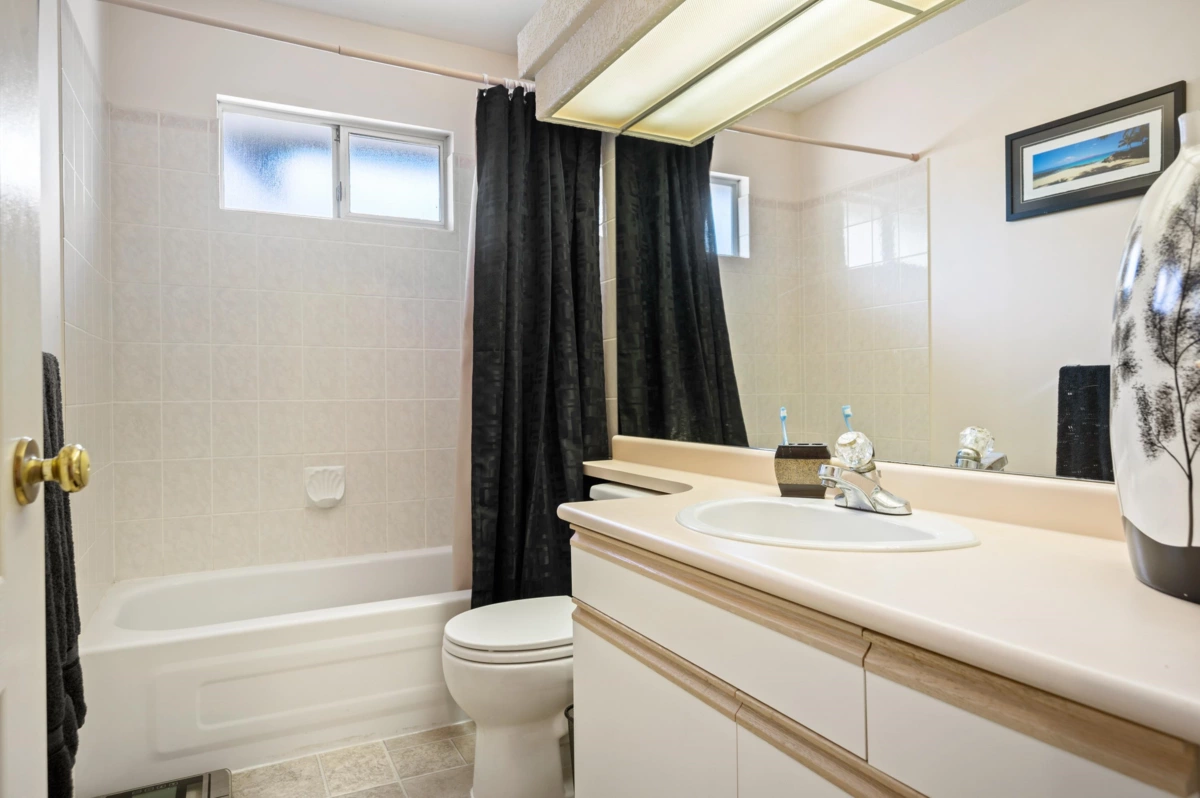 Laundry Room Photo of 10931 161a Street, Surrey, BC