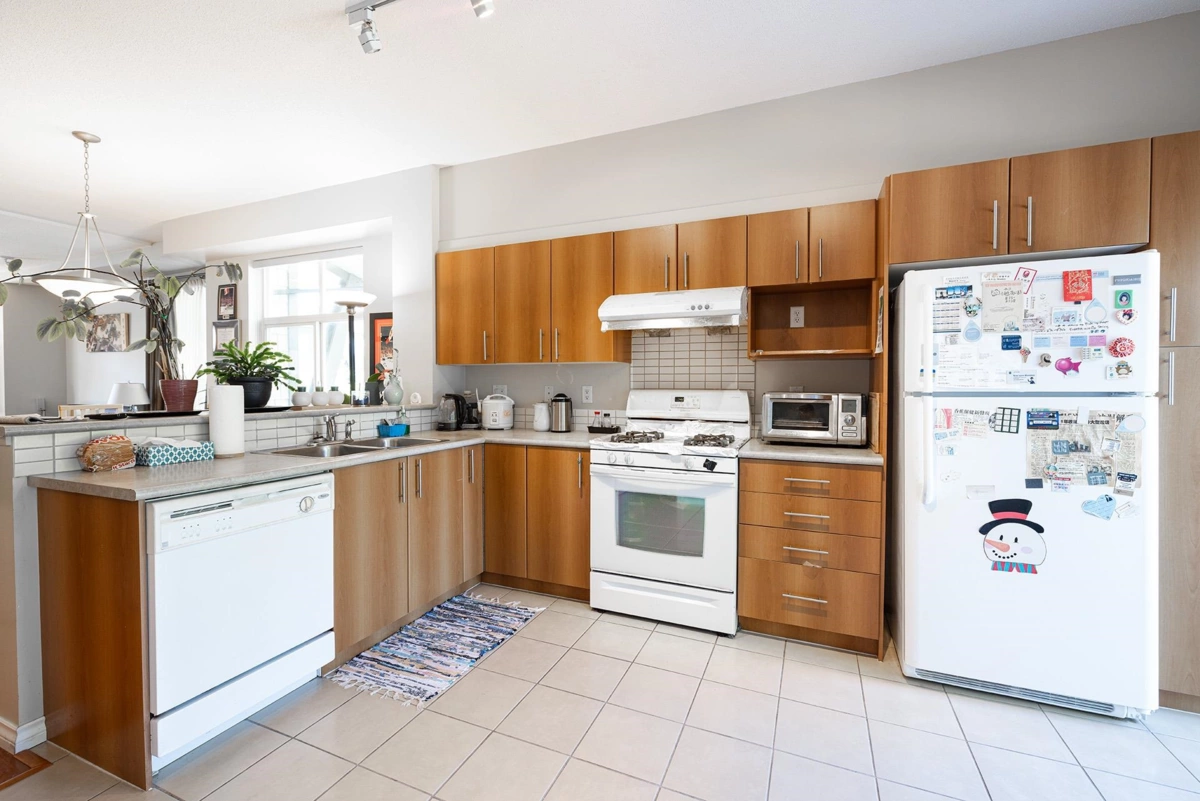 Kitchen Island Photo of 1 9333 Sills Avenue, Richmond, BC