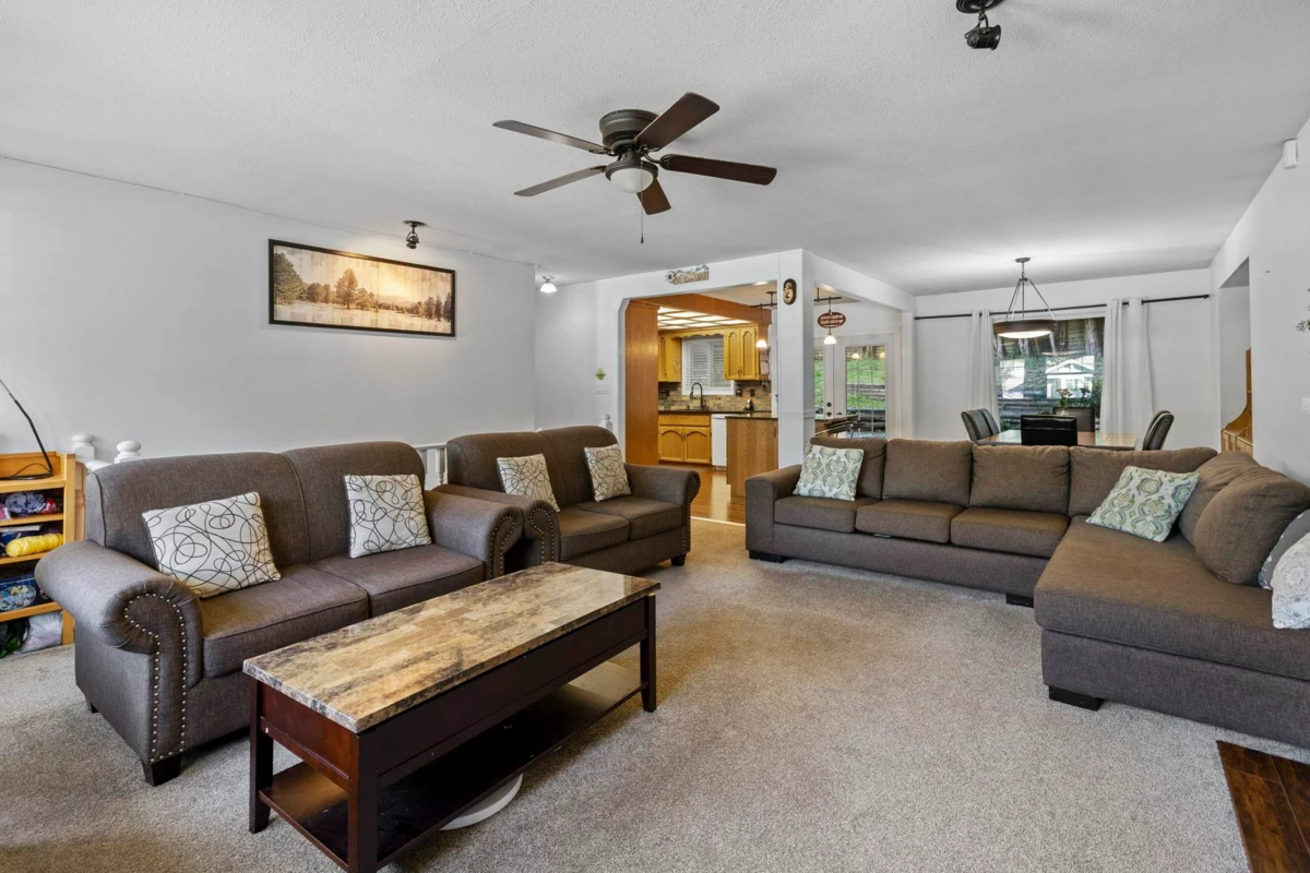 Kitchen Island Photo of 30842 Osprey Drive, Abbotsford, BC