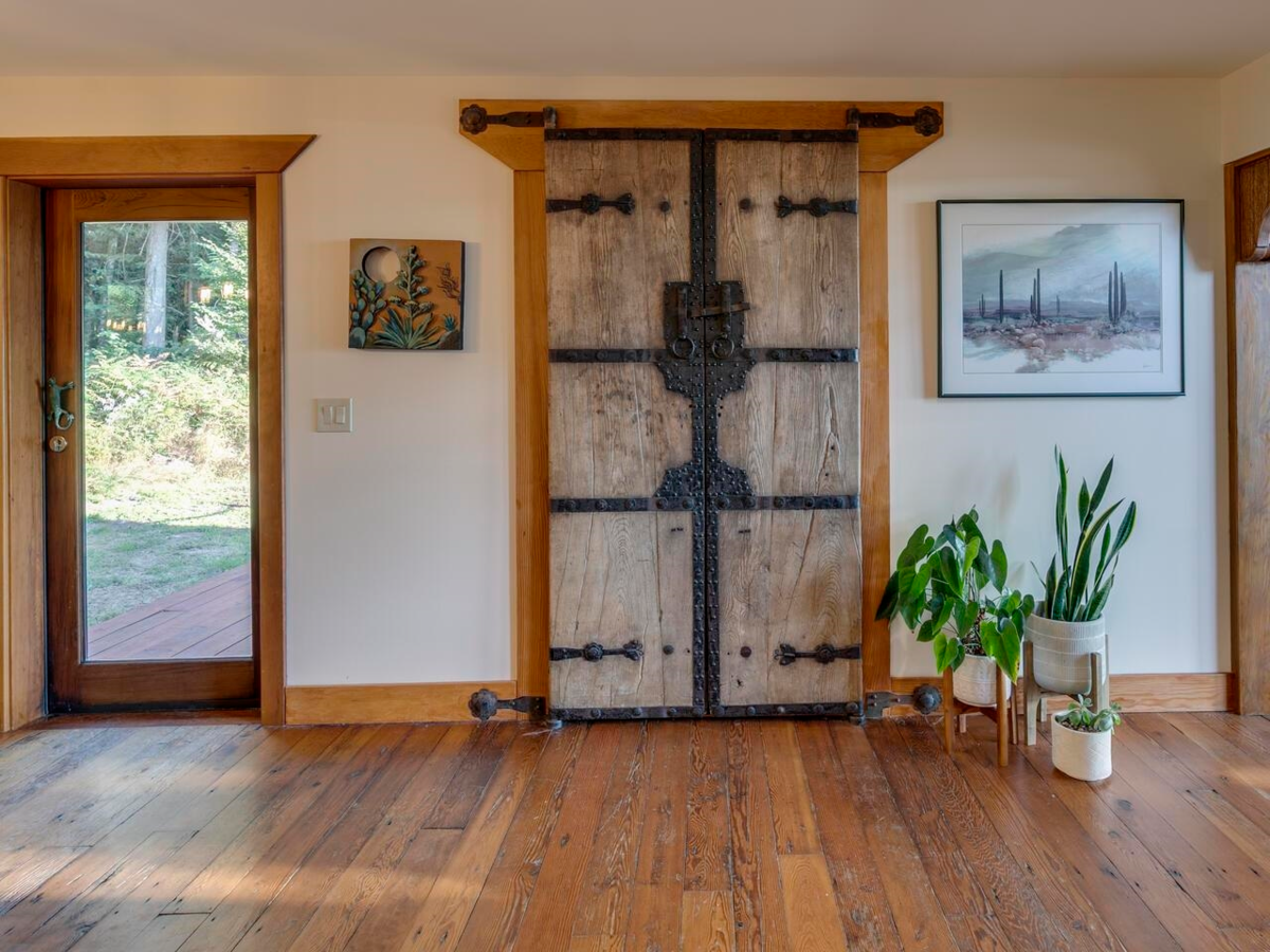 Hallway Photo of 11038 Greenwood Drive, Mission, BC