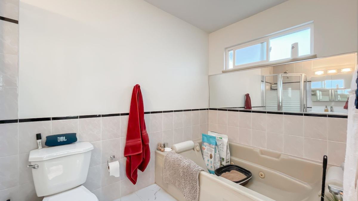 Guest Bathroom Photo of 736 E 55th Avenue, Vancouver, BC