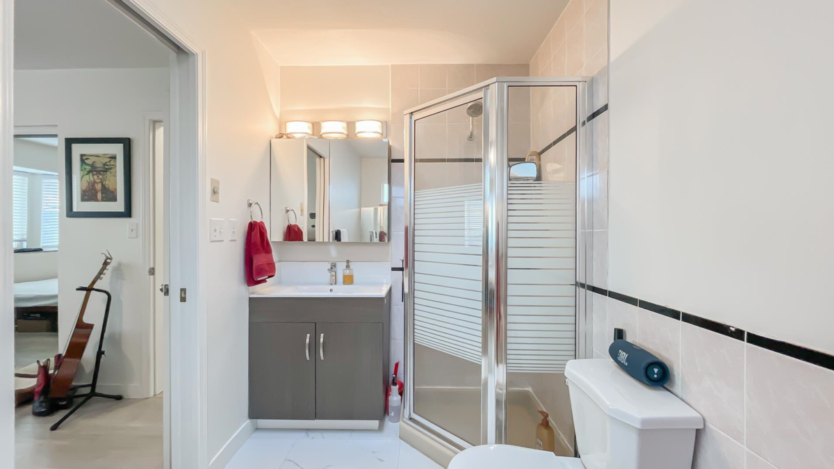 Powder Room Photo of 736 E 55th Avenue, Vancouver, BC