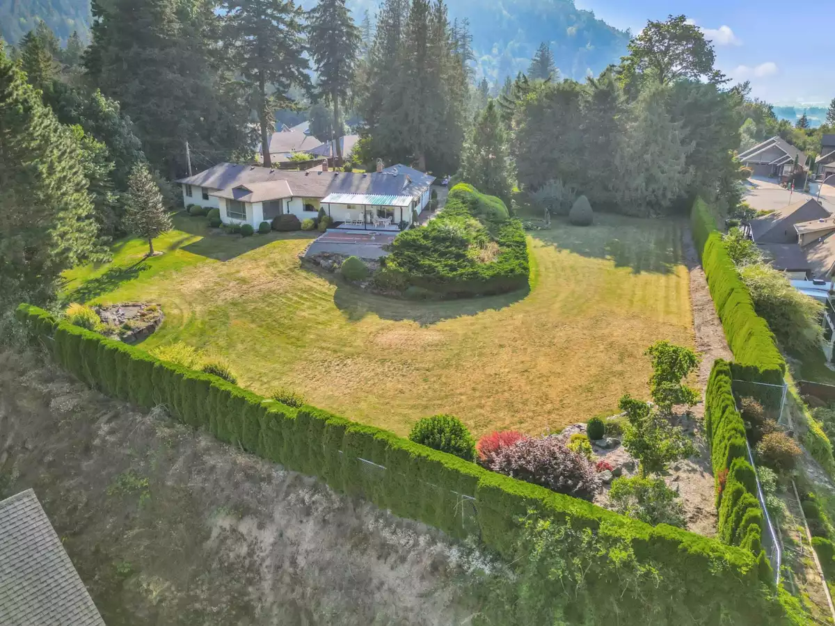 Kitchen Photo of 45360 Magdalena Place, Cultus Lake, BC