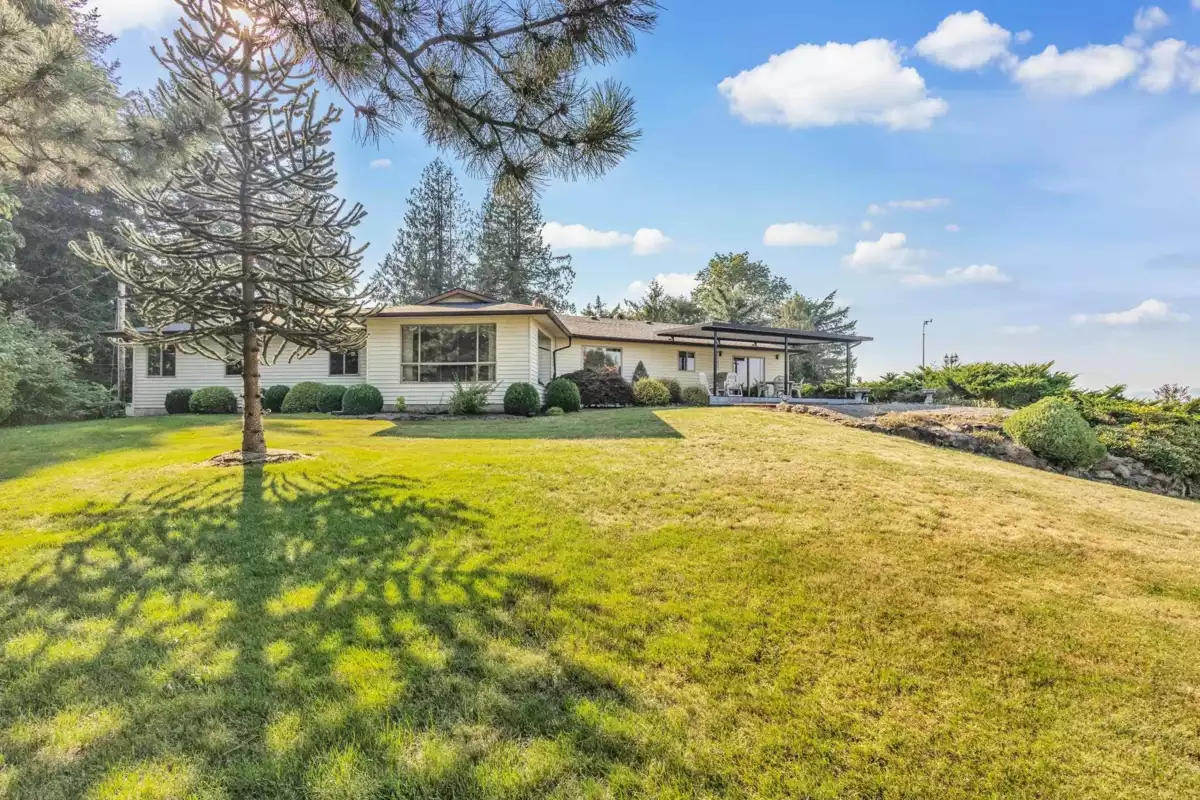 Outdoor Kitchen Photo of 45360 Magdalena Place, Cultus Lake, BC