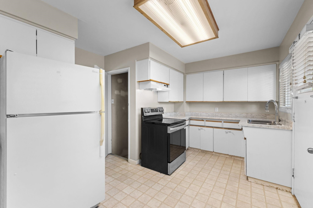 Kitchen Island Photo of 695 Newport Street, Coquitlam, BC